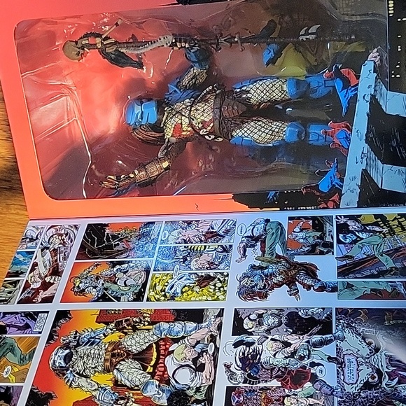 Predator Comic Book Toy Figurine Collectable BRAND NEW - Picture 2 of 4